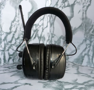 AM/FM radio earmuff with 3.5mm audio connector