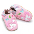 Beaux chaussures en cuir souple de bébé de licorne rose