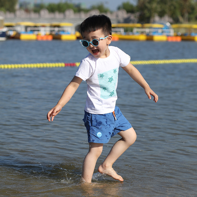 Wasserabweisende Kinder, die kurz schwimmen