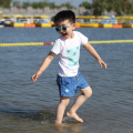 Wasserabweisende Kinder, die kurz schwimmen