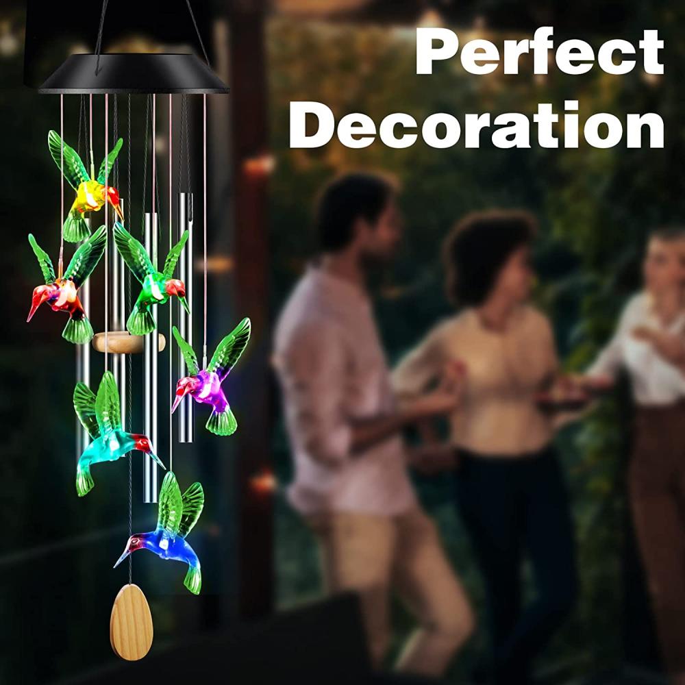 Hummingbird Solar Wind Chimes na zewnątrz