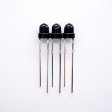 Silicon NPN IR fototranzistor, černá čočka
