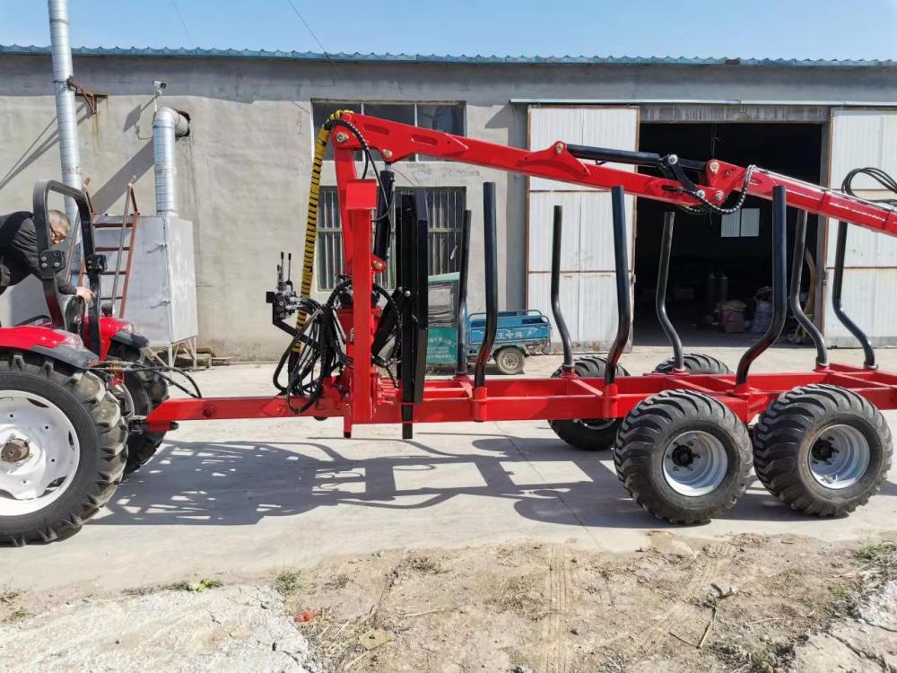 Fazenda de madeira com um trailer de madeira de tração nas quatro rodas