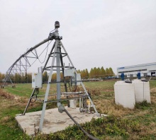Center pivot irrigation with komet sprinkler