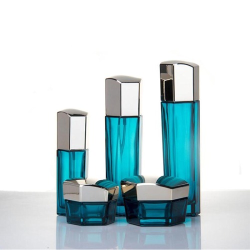 Envases cosméticos hexagonales de vidrio azul con tapa de plata