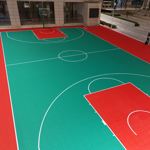 Corte de baloncesto al aire libre --- Piso deportivo entrelazado