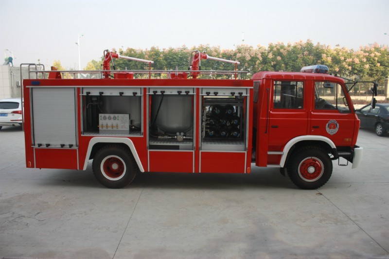 Dry powder fire fighting vehicle