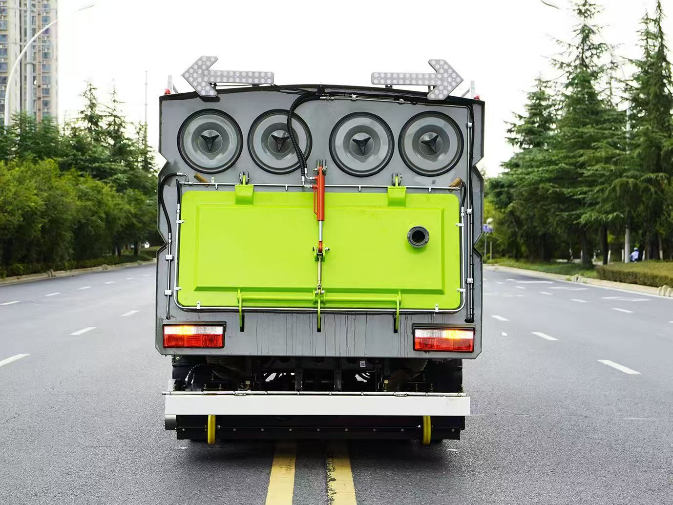 Современная электрическая подметальная машина для уборки общественных мест Modern Electric Sweeper for Public Space Cleaning