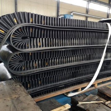 Diamond patterned high inclination conveyor belt