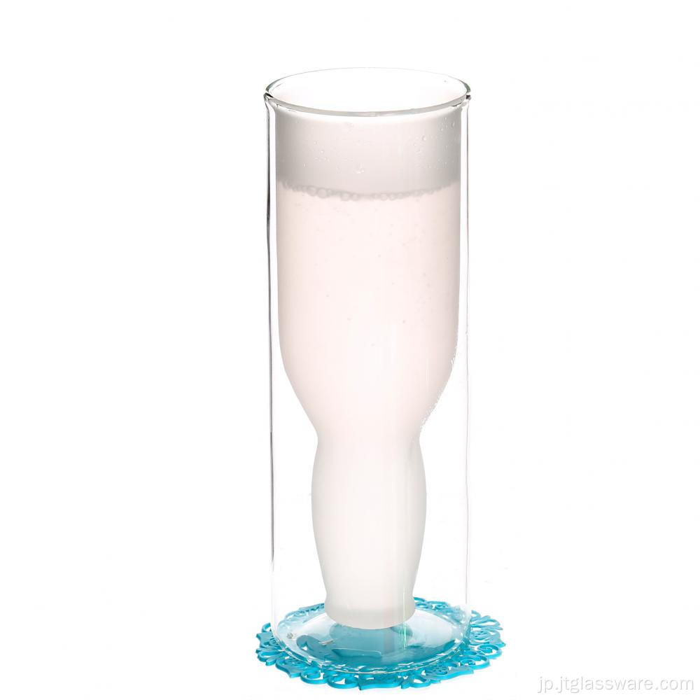 ガラス製品を飲む大きなガラスのマグカップ
