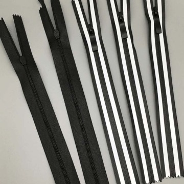 Nylon-Trennreißverschluss mit schwarzen und weißen Streifen