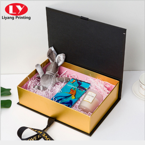 Caja de regalo con forma de libro de San Valentín con cinta