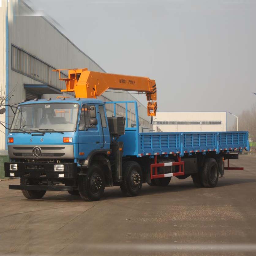  Crane mounted on Dongfeng Chassis