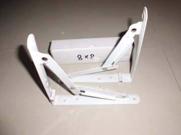 Adjustable shelf bracket