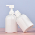 bottiglia di shampoo e gel doccia e bottiglia di disinfettante per le mani
