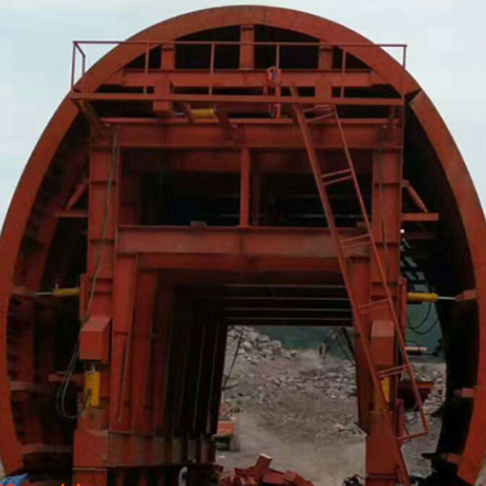 Hellende as trolley tunnel versterkt