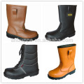 segurança de inverno trabalhando, botas de caça