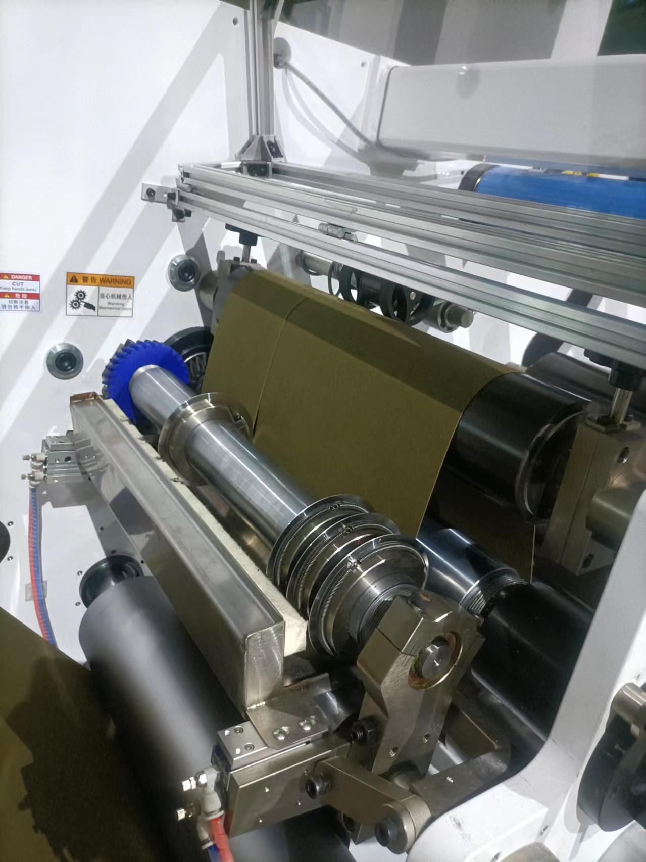 슬릿 팅 및 되감기 기계 Slitting and rewinding machine