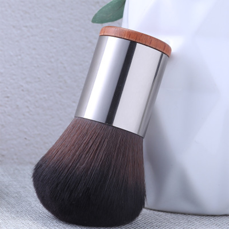 Single Kabuki powder brush