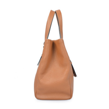 若い女性革ハンドバッグ日焼け色のショッピングバッグ