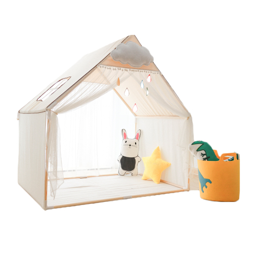 I bambini della casa dell&#39;interno ed all&#39;aperto giocano la tenda dei bambini