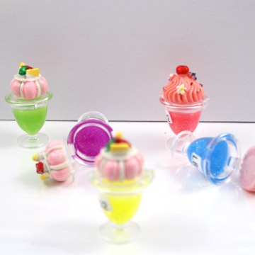 Le petit gâteau coloré multicolore choisir baume pour les lèvres