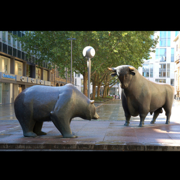 Popular stock market bronze bull and bear sculpture for outdoor decoration