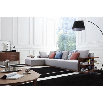 Sofa mit Holzbasis und Buchkoffer