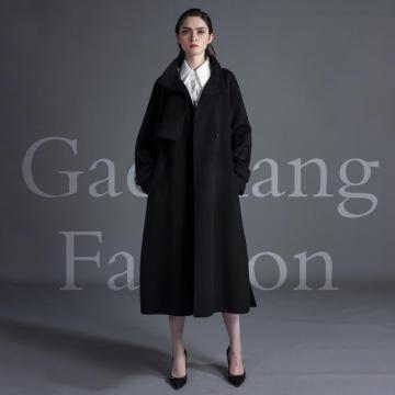 Cappotto in cashmere con design risvolto nero