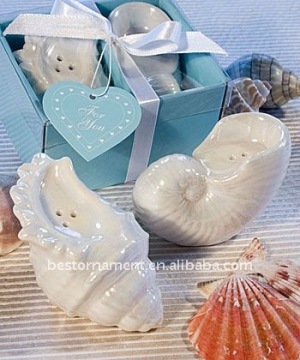 Shell Design Salt and Pepper Shaker Favors