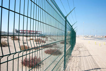 Powder coated hot dipped decorative curved wire mesh fence