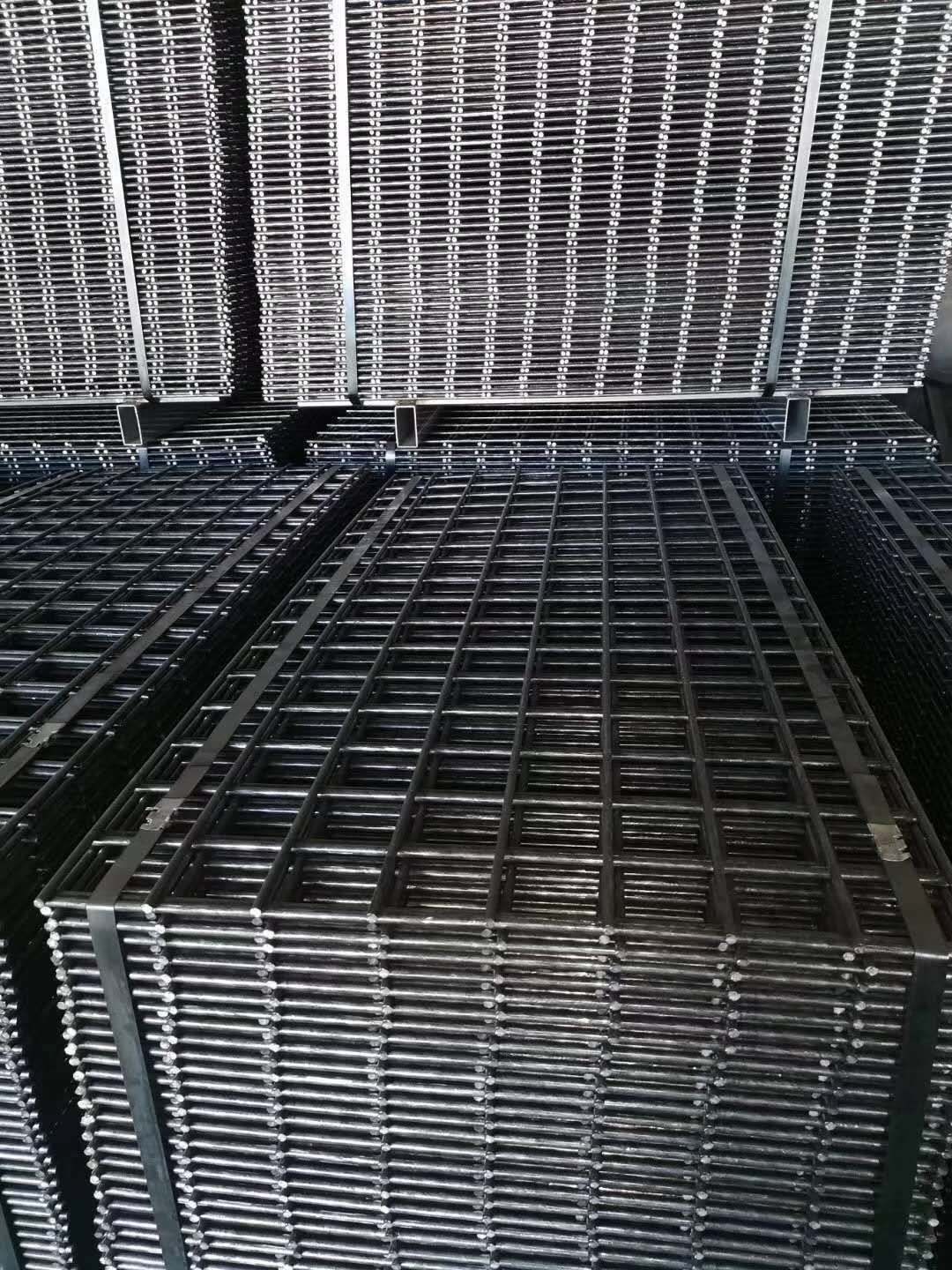 Galvanized welded wire mesh fence panel in 12 gauge  304 stainless steel welded wire mesh panel