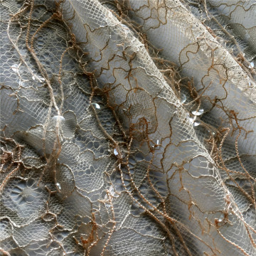 Bordado de lentejuelas transparentes con flecos en tela de encaje