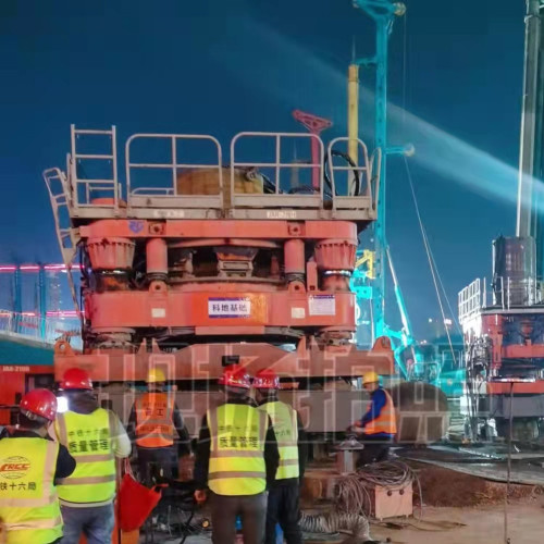 Pemutar selongsong rig gerudi penuh