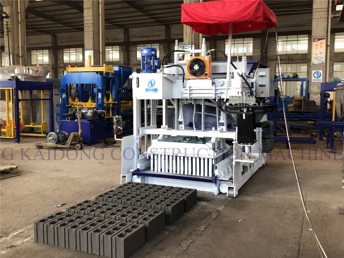 QTM10-25 Automatic Egg Layer Mobile Block Making Machine Moving Hollow Block