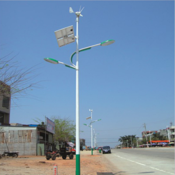 Farola híbrida solar eólica al aire libre con poste galvanizado