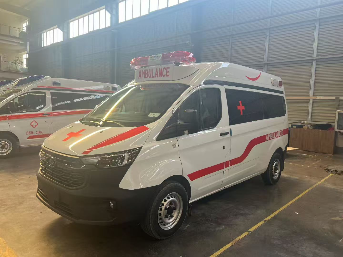 Современное оборудование скорой помощи для быстрой медицинской транспортировки Modern Ambulance Equipment for Rapid Medical Transport