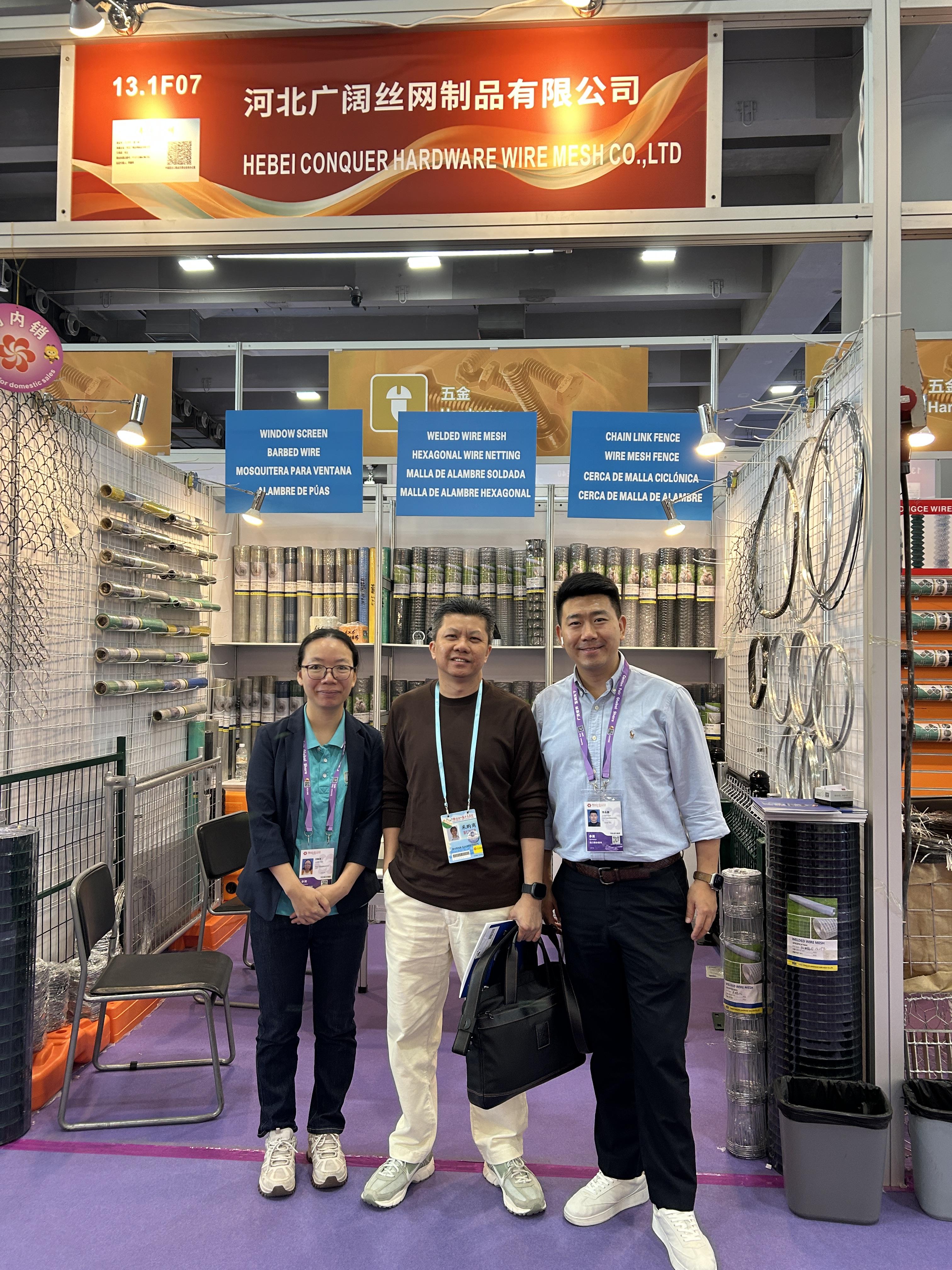 Fensterbildschirmanzeige | 140. Kantonsmesse ANJIA staff with a buyer at the window screen display, Booth 13.1F07, 140th Canton Fair