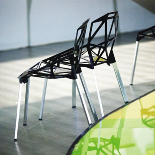 アルミニウム製の椅子1つはKonstantin Grcicによって設計された
