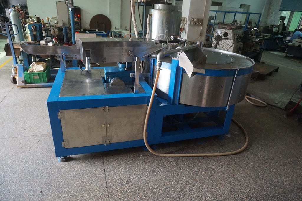 Fully automatic wax crayon molding machine