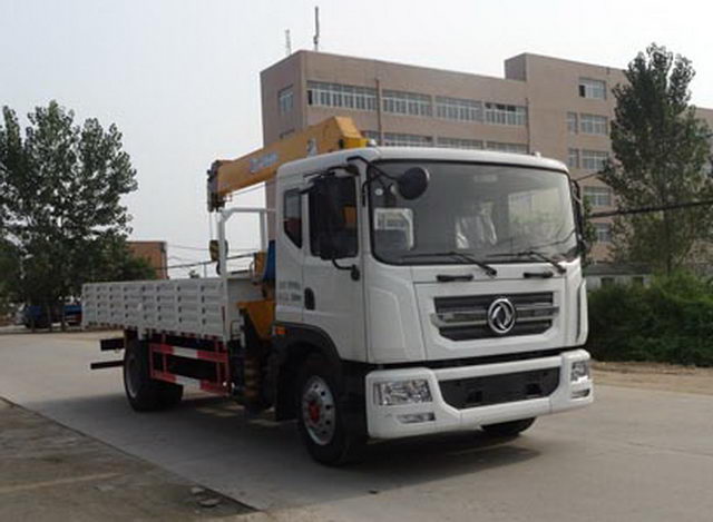 DONGFENG 4X2 رافعة بذراع تلسكوبية محمولة على شاحنة 6.3T