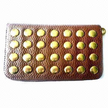 Clutch Bag dalam desain baru, dihiasi dengan paku keling, tersedia dalam berbagai warna