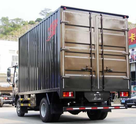 Cheap price HOWO 4x2 light duty 6 tons van cargo truck