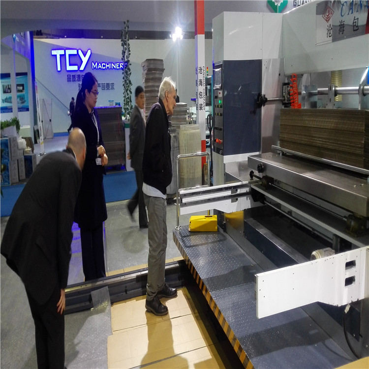 Automatic feeding corrugated carton gluing and stitching machine