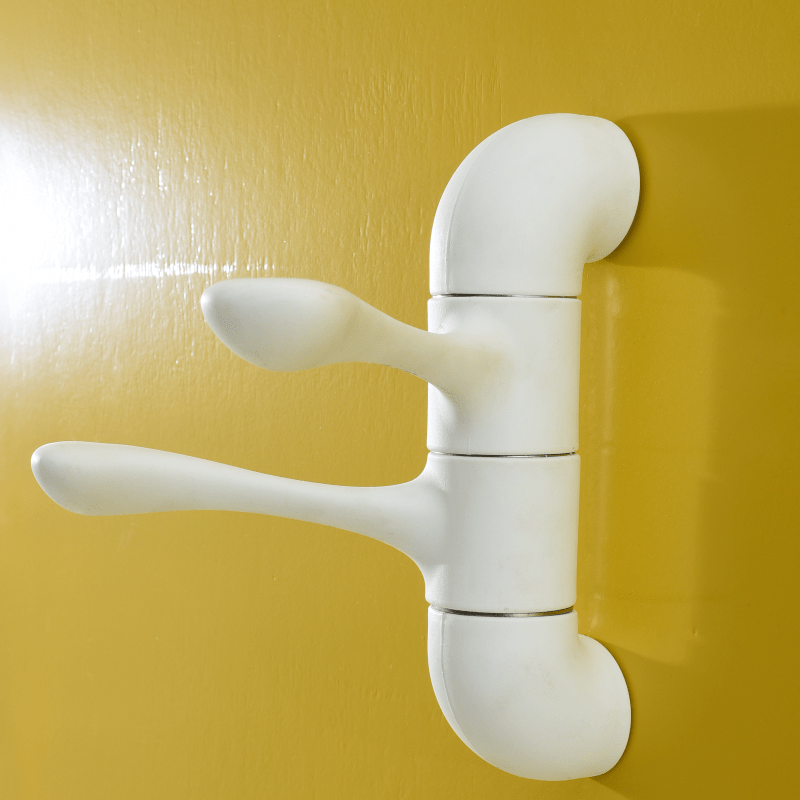 Cintre simple de PP de porte-manteau avec la base en métal Cintres modernes de support de tissu de ménage