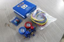 R134a charging manifold gauge with quick coupler