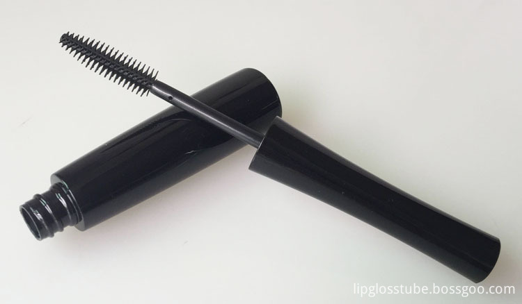 PLASTIC MASCARA CONTAINER