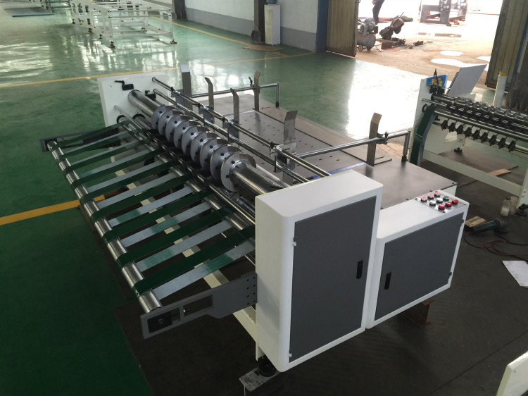 Automatic partition slotter machine for corrugated paperboard partitioner