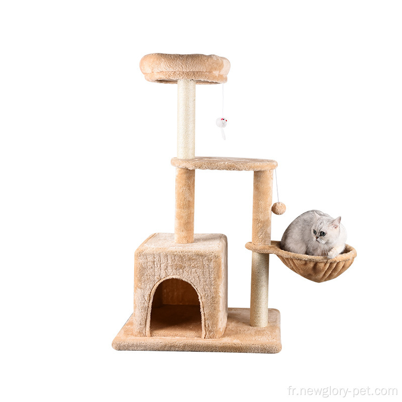 Cat Tree a un jouet à gratter avec une balle