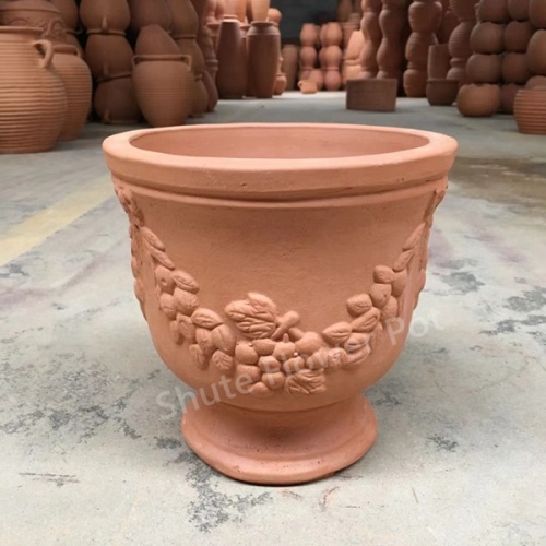 Pequeñas ollas de arcilla de terracota para plantas.